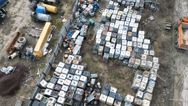 Kilkaset pojemników z niebezpiecznymi substancjami wykryto - przy pomocy dronów - w pobliżu Kanału Fabrycznego w Szczecinie. Nielegalne składowisko ujawnili inspektorzy Wydziału Zwalczania Przestępczości Środowiskowej szczecińskiego WIOŚ-iu.
