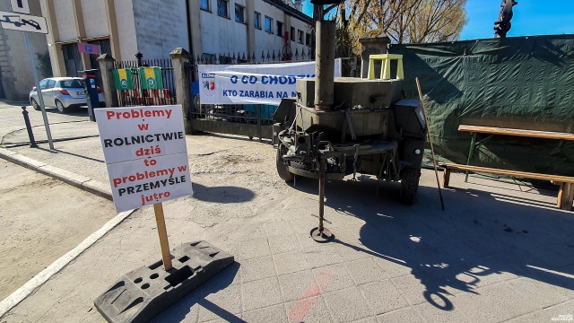 Protestujący rolnicy opuszczają szczecińskie Wały Chrobrego. Czwartkowe negocjacje z ministrem rolnictwa przyniosły skutek.