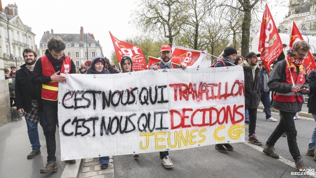 We Francji w około 300 miastach odbywają się marsze organizowane przez związki zawodowe z okazji Święta Pracy. Manifestanci protestują też przeciwko zatwierdzonej niedawno przez rząd reformie emerytalnej. W kilku miastach doszło do starć między lewicowymi radykałami i policją.