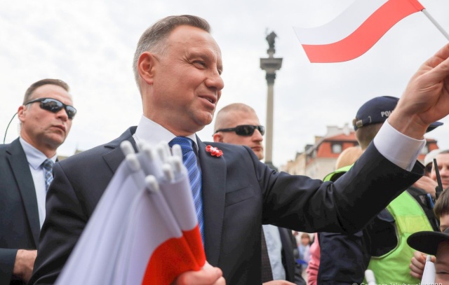 W Warszawie trwają uroczystości z okazji Dnia Flagi oraz Dnia Polonii i Polaków za Granicą. Rozpoczęły się na Placu Zamkowym.