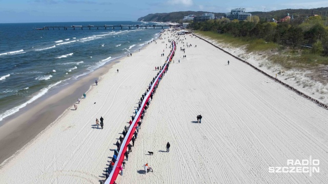 Na plaży w Międzyzdrojach pobito rekord na najdłuższą biało-czerwoną flagę w Polsce. Jej długość to 2,5 kilometra.