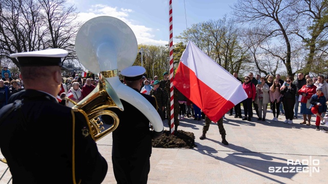 Podniesienie flagi na maszt, pokaz musztry paradnej i odegranie hymnu państwowego przez Orkiestrę Wojskową ze Świnoujścia - tak wyglądały obchody Dnia Flagi w Międzyzdrojach.