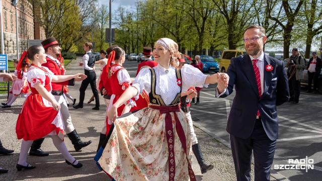 Tańcem narodowym rozpoczęli świętowanie na Wałach Chrobrego w Szczecinie. Poloneza na święto Konstytucji 3 Maja zatańczyli Zespół Pieśni i Tańca Szczecinianie oraz wojewoda zachodniopomorski.
