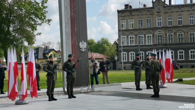 Od złożenia kwiatów pod pomnikiem Stargardzianie Ojczyźnie rozpoczęły się obchody Narodowego Święta 3-go Maja.