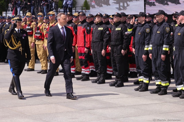 Z okazji Dnia Strażaka na Placu Piłsudskiego w Warszawie odbyła się uroczystość, w której wzięli udział strażacy, a także przedstawiciele najwyższych władz państwa.
