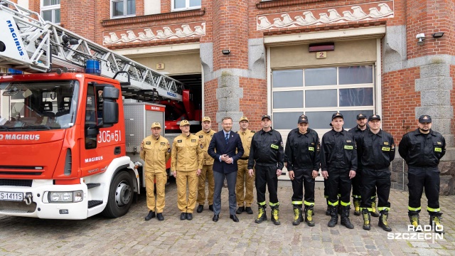 Międzynarodowy Dzień Strażaka. Z tej okazji wojewoda zachodniopomorski, Zbigniew Bogucki odwiedził strażaków pełniących służbę w Komendzie Wojewódzkiej w Szczecinie. Straż nie jest już tylko formacją służącą do gaszenia pożarów, pomagają w wielu nieprzewidzianych sytuacjach - mówi wojewoda Zbigniew Bogucki.