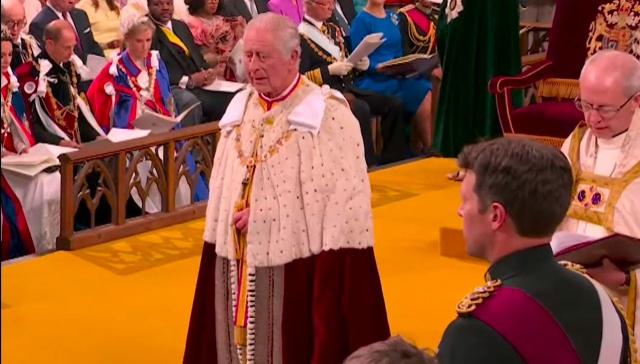 Hymn Zadok the Priest rozpoczął namaszczenie króla Karola III. To tradycja czerpiąca z tradycji biblijnej i Księgi Królewskiej, w której kapłan Sadok i prorok Natan namaścili Salomona.