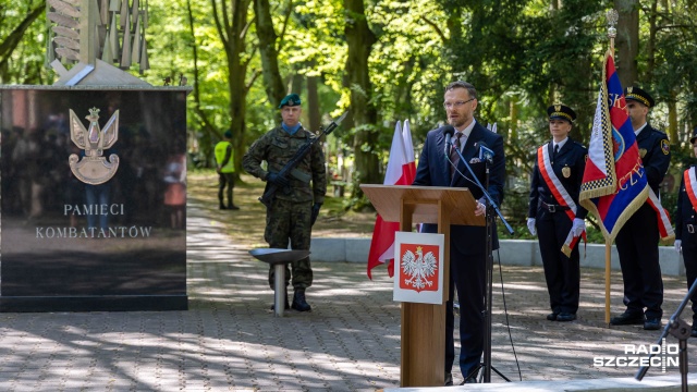 Pod pomnikiem kombatantów na Cmentarzu Centralnym w Szczecinie odczytano apel poległych i złożono kwiaty. W ten sposób uczczono rocznicę zakończenia II wojny światowej.