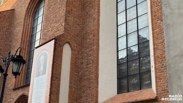 Podczas mszy świętej w intencji ofiar katastrofy samolotu IŁ-62 w Lesie Kabackim proboszcz archikatedry warszawskiej ksiądz Bogdan Bartołd przypomniał ostatnie słowa kapitana Pawlaczyka, które słyszeli kontrolerzy lotów na Okęciu. Brzmiały one: dobranoc, do widzenia, giniemy.