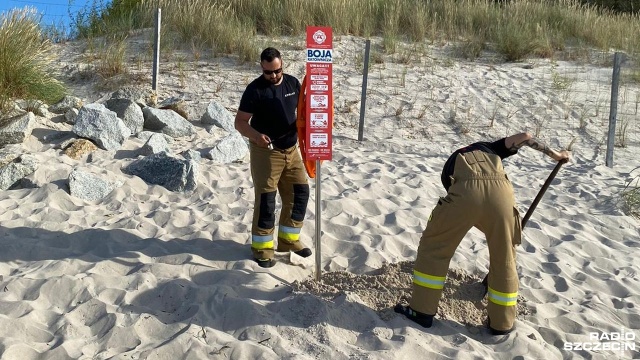 Dziesięć bojek ratowniczych postawiono na plaży w Mrzeżynie i Rogowie. To w ramach wygranego projektu z budżetu obywatelskiego o nazwie Zadbajmy o życie.