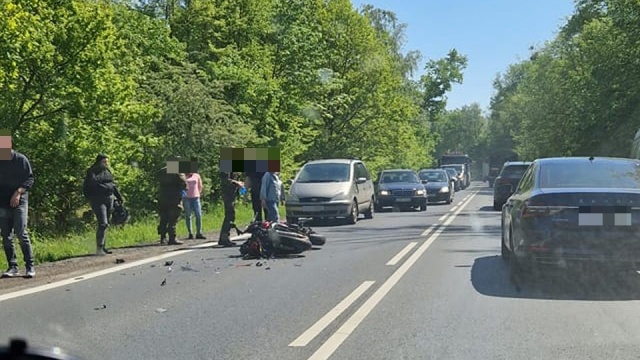 Samochód osobowy zderzył się z motocyklem.