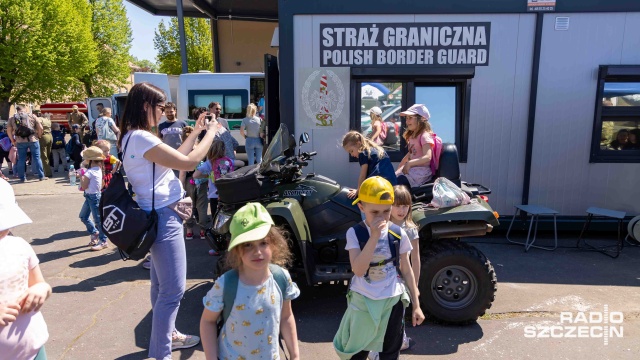 Pokaz pracy pirotechników z lotniska Szczecin - Goleniów, możliwość zapoznania się ze służbą, a także pokaz sprzętu wykorzystywanego podczas służby na granicy państwa. To m.in. można było zobaczyć podczas Dnia Otwartego placówki Straży Granicznej przy ulicy Żołnierskiej w Szczecinie.