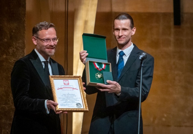 Medal Zasłużony Kulturze Gloria Artis nadawany jest przez Ministra Kultury i Dziedzictwa Narodowego osobom szczególnie wyróżniającym się w dziedzinie twórczości artystycznej, działalności kulturalnej lub ochronie kultury i dziedzictwa narodowego.