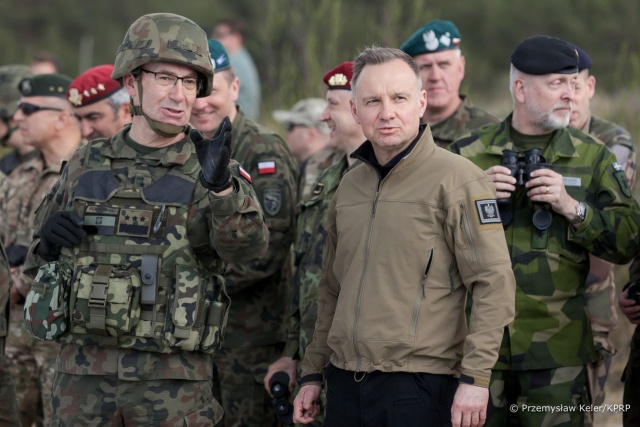 Prezydent podkreśla wagę budowy dobrej obrony przeciwlotniczej, komentuje też informacje o naruszeniu polskiej przestrzeni powietrznej - Andrzej Duda w trakcie największych tegorocznych ćwiczeń polskiego wojska Anakonda-23 chwalił dotychczasowe decyzje MON o zakupach uzbrojenia, także przeciwlotniczego.