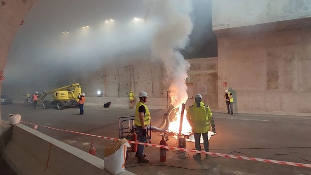 Kolejny pożar w tunelu pod Świną - to oczywiście tylko ćwiczenia. Generalna Dyrekcja Dróg Krajowych i Autostrad w Szczecinie pokazuje na zdjęciach, jak wyglądały kolejne testy systemów.