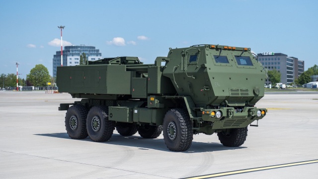 Pięć wyrzutni dalekiego zasięgu HIMARS już oficjalnie na wyposażeniu naszej armii. Uzbrojenie jeszcze dziś zostanie przewiezione do 1 Brygady Artylerii.