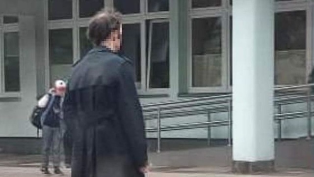 Kołobrzeska policja zatrzymała mężczyznę, który miał zaczepiać dzieci przed miejscowymi podstawówkami. Jego zdjęcie błyskawicznie obiegło internet.