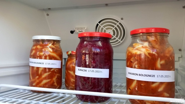 Osoby głodne i potrzebujące mogą skorzystać z pierwszej w Kołobrzegu lodówki społecznej, która w czwartek rozpoczęła działalność. Wewnątrz pojawiła się pierwsza żywność.