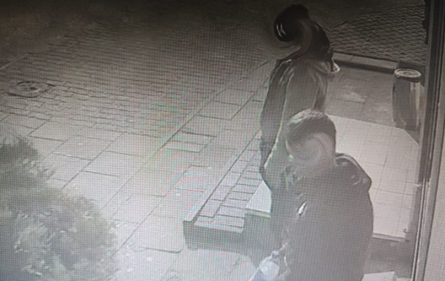 Zaatakowali nastolatka - trafili do aresztu. To sprawa z Koszalina. Do zdarzenia doszło w środę, przed sklepem a wszystko nagrały kamery monitoringu.