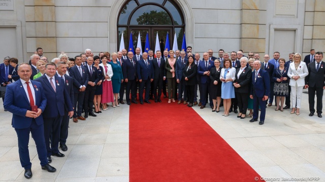 Ponad pięćdziesięciu samorządowców zostało uhonorowanych przez prezydenta Andrzeja Dudę wysokimi odznaczeniami państwowymi. W ogrodach Pałacu Prezydenckiego odbyła się uroczystość z okazji przypadającego w sobotę Dnia Samorządu Terytorialnego.