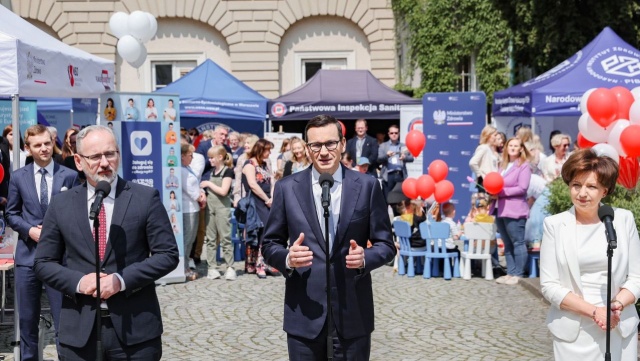 Premier Mateusz Morawiecki i minister zdrowia Adam Niedzielski zainaugurowali kampanię dotyczącą szczepień przeciw HPV.