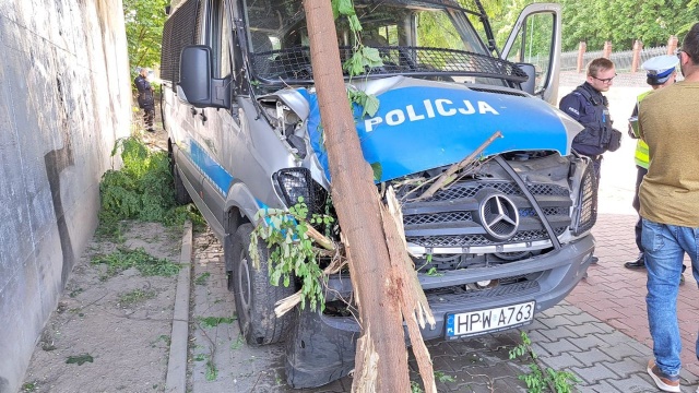 Jak to się stało, że policyjny radiowóz wjechał na chodnik i uderzył w drzewo Sprawdza to... policja.
