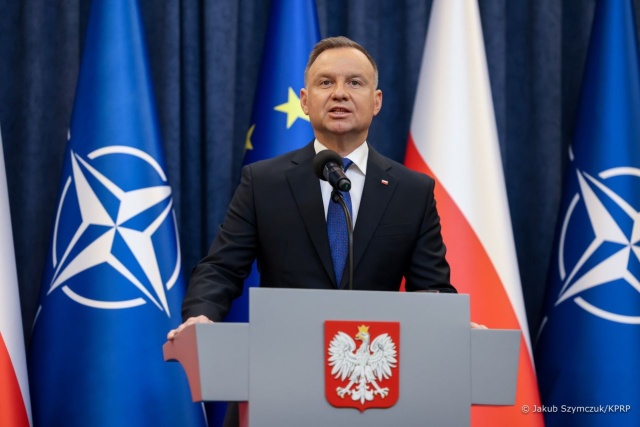 Prezydent Andrzej Duda zdecydował o podpisaniu ustawy o komisji do spraw rosyjskich wpływów w Polsce. Jednocześnie poinformował, że skieruje podpisaną ustawę do Trybunału Konstytucyjnego w trybie kontroli następczej.