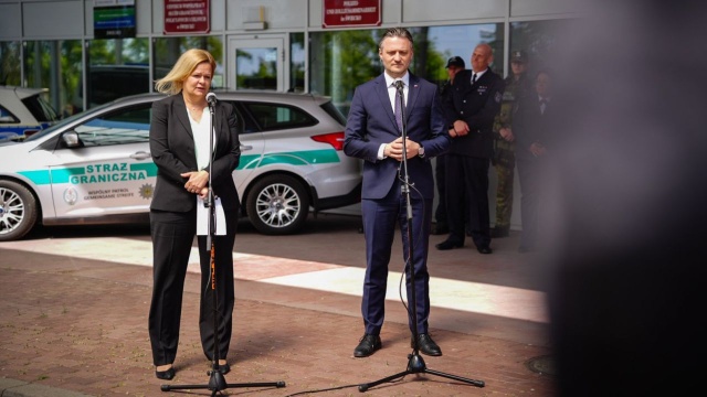 Polska i Niemcy zapowiadają intensyfikację współpracy w celu zapobiegania presji migracyjnej. Będą między innymi dodatkowe kontrole na granicy. Ogłosili to w Świecku przedstawiciele resortów spraw wewnętrznych obu państw.