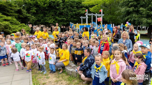 Z okazji Dnia Dziecka w ogrodzie Przedszkola Żagielek trwają zabawy dla maluchów z całego Szczecina.