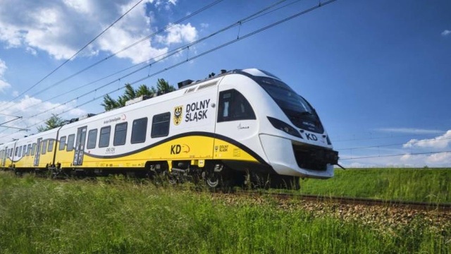 Koleje dolnośląskie dojadą do Świnoujścia - do kurortu będzie dojeżdżał bezpośredni pociąg z Wrocławia i Legnicy. Sezonowe połączenie wystartuje 24 czerwca - informuje portal rynek-kolejowy.pl.