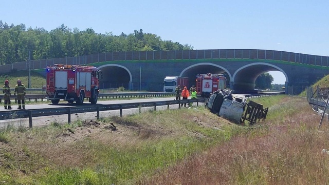 Na drodze ekspresowej S6 na odcinku Nowogard - Goleniów w kierunku Szczecina dachował samochód.
