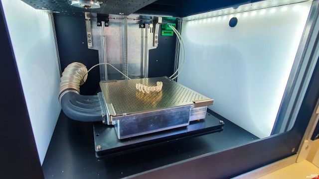 To jedyna taka maszyna w Polsce - specjalistyczna drukarka 3D trafiła do Zachodniopomorskiego Uniwersytetu Technologicznego w Szczecinie.