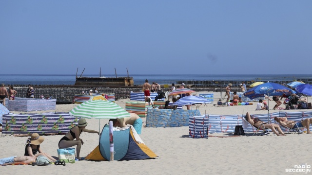 Wysokie temperatury sprawiły, że nad morzem pojawili się plażowicze. Nasz reporter odwiedził Niechorze i sprawdził, jakie warunki panują na miejscowej plaży.