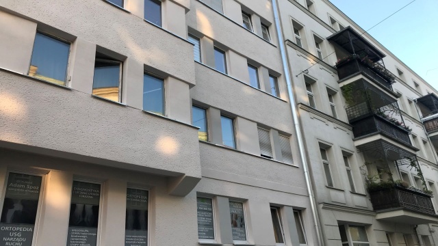 Płonęło mieszkanie w śródmieściu Szczecina. Do zdarzenia doszło w kamienicy przy ulicy Pocztowej. Ogień pojawił się w mieszkaniu na pierwszym piętrze.