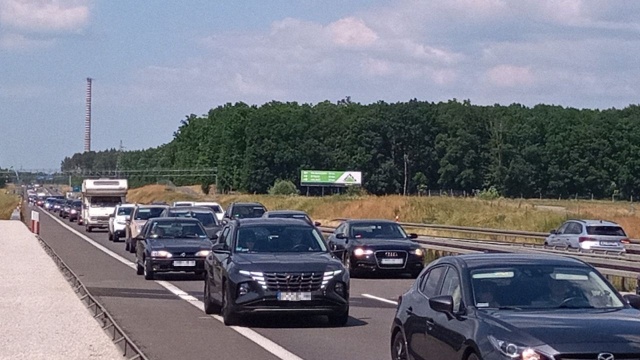 Kończy się długi weekend, wracamy ze słonecznego wyjazdu. Niestety, tworzą się korki, są inne utrudnienia.
