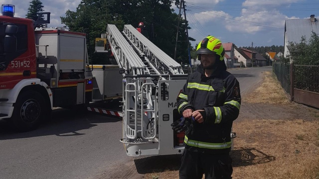 Bocian potrzebował pomocy - uratowali go strażacy.