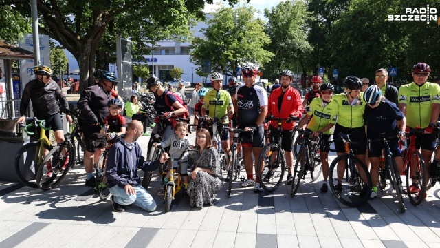Przejechali 600 kilometrów na rowerach, by zbierać pieniądze dla chorego chłopca. Metą ich rajdu był plac przed kołobrzeskim molo.