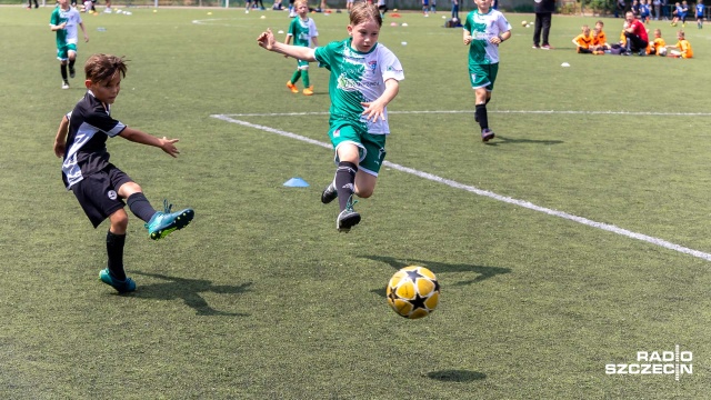 Przyszłe gwiazdy futbolu grają w piłkę nożną w Turnieju Future Summer Cup w Szczecinie.