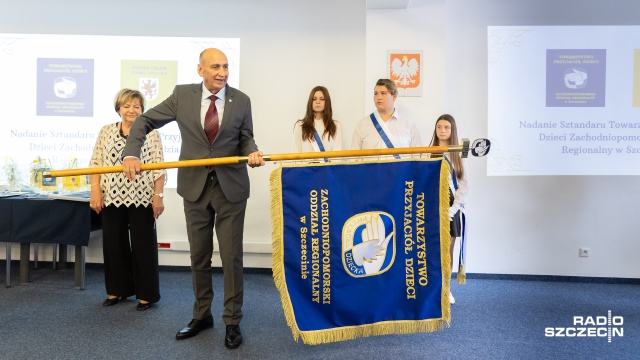 Naszym Celem Dobro Dziecka - te słowa wyszyte na sztandarze będą znakiem rozpoznawczym w Towarzystwie Przyjaciół Dzieci w Szczecinie.