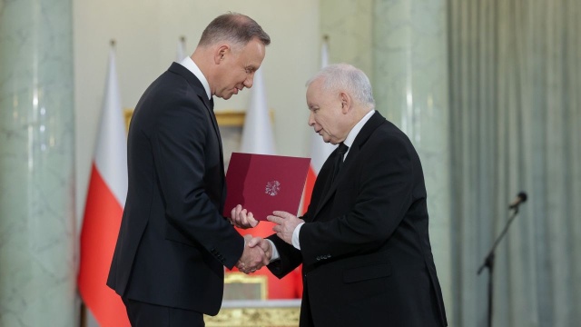 Prezydent Andrzej Duda dokonał zmian w Radzie Ministrów. Do rządu - w randze wicepremiera - wrócił prezes Prawa i Sprawiedliwości, Jarosław Kaczyński. Będzie on jedynym wicepremierem - rezygnację z funkcji wicepremierów złożyli dotychczasowi zastępcy szefa rządu.