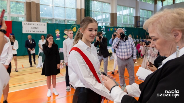 Choć pogoda deszczowa, to uczniowie szczecińskich szkół mogą już zasmakować wakacji. Dziś wyczekiwany przez nich koniec roku szkolnego.