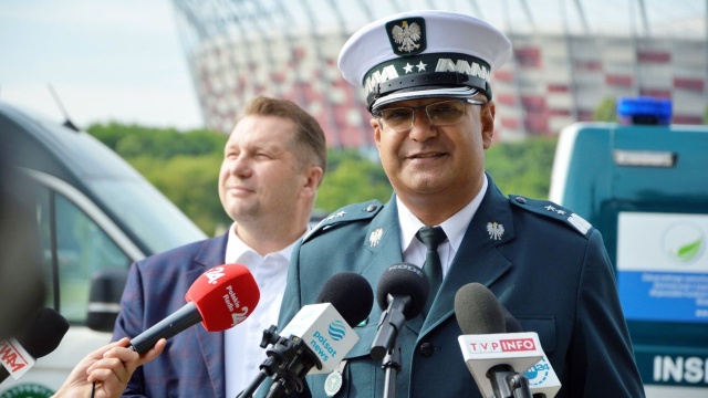 W Warszawie na parkingu przy Stadionie Narodowym Inspekcja Transportu Drogowego rozpoczęła akcję Bezpieczny autokar - bezpieczne wakacje.