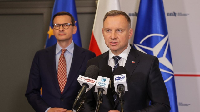 Prezydent Andrzej Duda podkreślił po naradzie w Biurze Bezpieczeństwa Narodowego, że polskie władze na bieżąco monitorują rozwój sytuacji w Rosji. Prezydent przekazał, że na tę chwilę nie ma potrzeby zarządzania żadnego podwyższenia stanu gotowości.