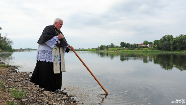Błogosławieństwem wody w najdalej wysuniętym na zachód punkcie Polski - leżącym pomiędzy wsią Stary Kostrzynek a Osinowem Dolnym - rozpoczął się ostatni dzień obchodów 1051. rocznicy Bitwy pod Cedynią.