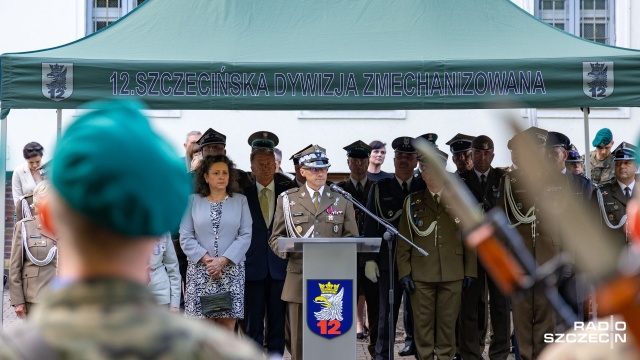 Coroczne święto obchodzi 12. Szczecińska Dywizja Zmechanizowana. Z tej okazji przed siedzibą dywizji - przy ulicy Zaleskiego w Szczecinie - odbył się uroczysty capstrzyk.
