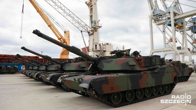 14 czołgów Abrams rozładowano w szczecińskim porcie. Są to pierwsze zakupione przez Polskę czołgi, które dotarły do naszego kraju. Pojazdy trafią do 1. Warszawskiej Brygady Pancernej.