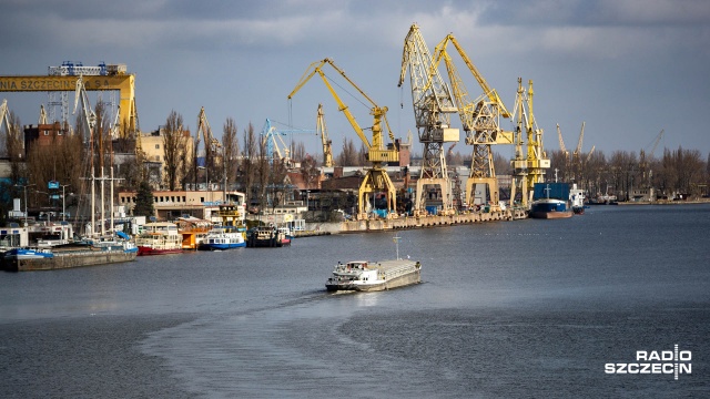 Budowa terminalu kontenerowego to jedno wyzwanie, ale żeby wykorzystać do maksimum port w Świnoujściu i Szczecinie trzeba użeglowić Odrę - mówił w programie Radio Szczecin na Wieczór przewodniczący Rady Interesantów Portu Szczecin, Jan Stasiak.