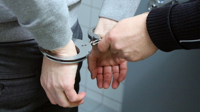 Był poszukiwany listem gończym, wpadł w ręce szczecińskich policjantów, zabrakło mu jednego dnia na ucieczkę. Nie pomogło także podawanie fałszywych danych. 57-latek długo ukrywał się przed wymiarem sprawiedliwości za granicą.