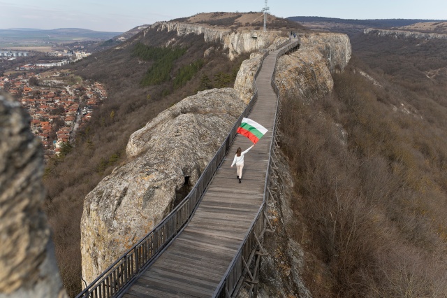 Bułgaria, położona na Bałkanach, jest miejscem, gdzie wiele osób decyduje się spędzić wakacje. Szerokie plaże, malownicze krajobrazy i bogata historia przyciągają turystów z całego świata. Planujesz wziąć udział w obozie młodzieżowym w Bułgarii Przygotuj się odpowiednio i pamiętaj, aby zabrać ze sobą niezbędne rzeczy. Oto lista przedmiotów, które na pewno Ci się przydadzą