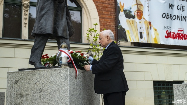 Jarosław Kaczyński złożył dzisiaj popołudniu kwiaty przed pomnikiem swojego tragicznie zmarłego w Smoleńsku brata - Lecha Kaczyńskiego.